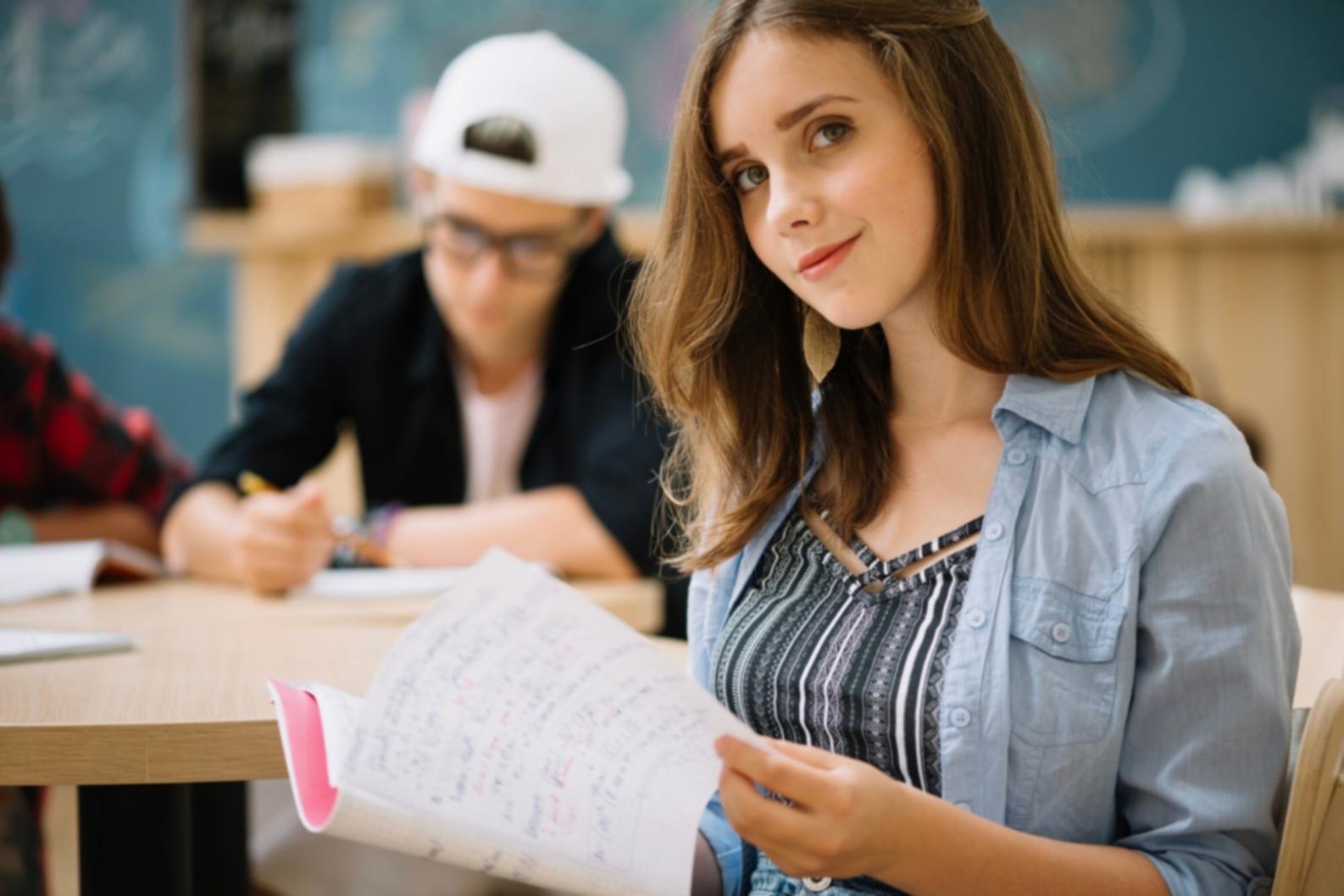 Espace de travail organisé avec documents financiers